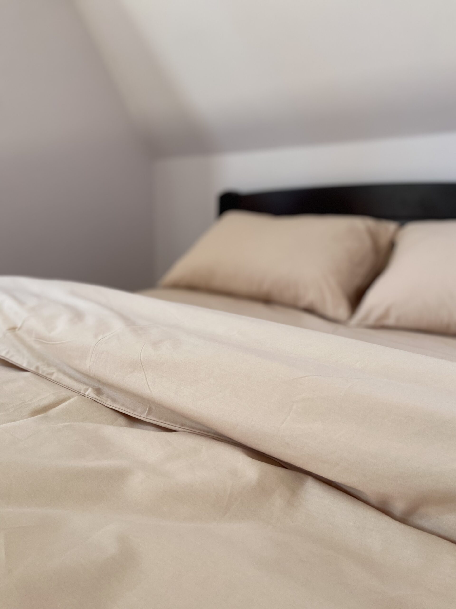 Pościel z gładkiej matowej popeliny (beżowa z różem)