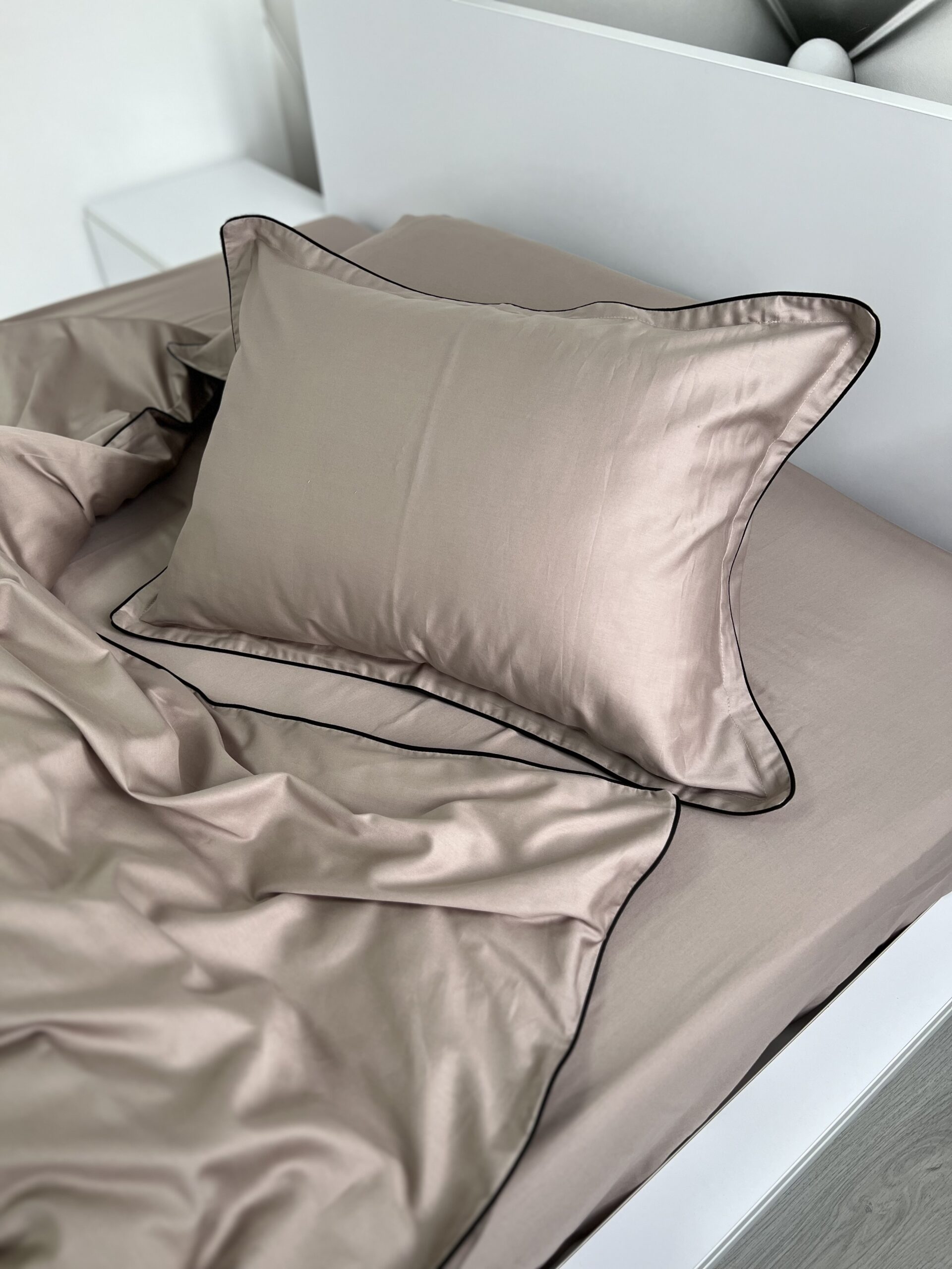Premium satin bedding with stripes (Cocoa and black)