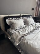 Klasyczny szary model z falbanką i białą lamówką
